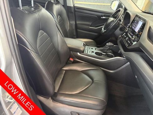 Used 2021 Toyota Highlander XLE AWD/4WD image 10