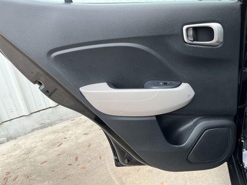 Used 2025 Hyundai Venue SEL FWD image 11