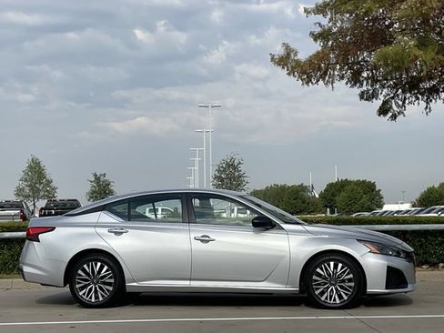 Used 2024 Nissan Altima 2.5 SV FWD image 3