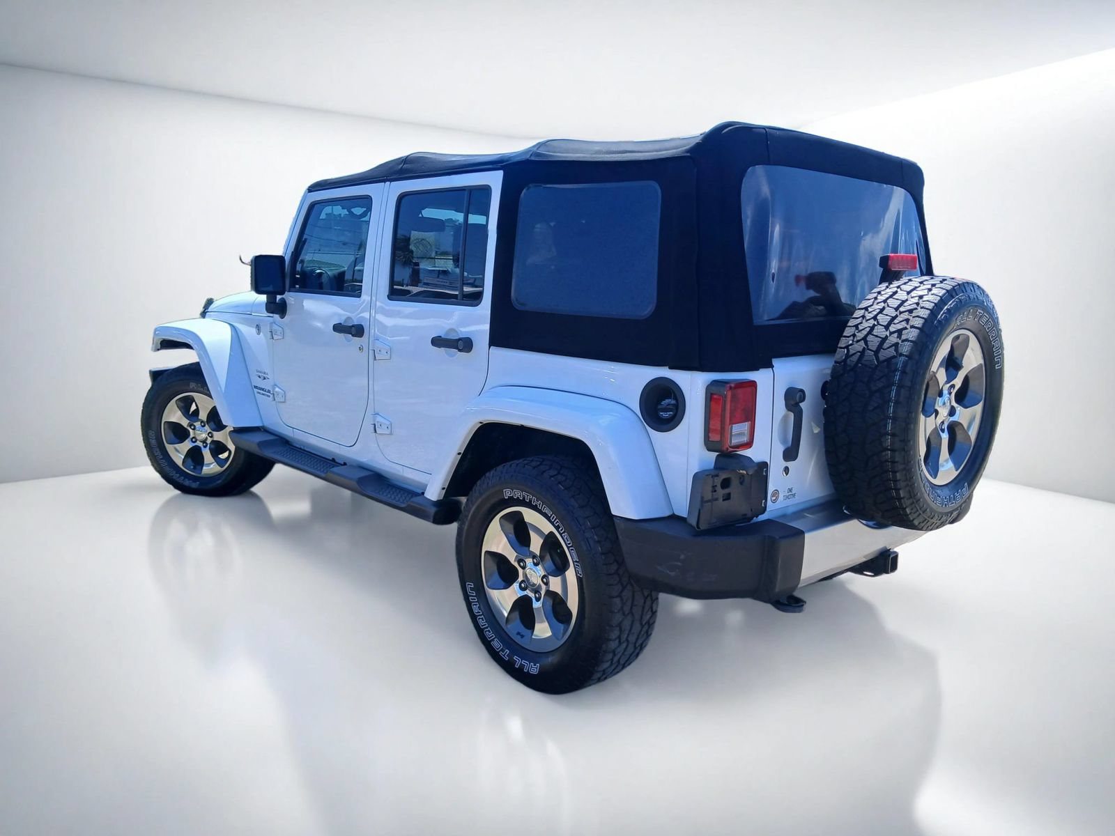 Used 2016 Jeep Wrangler Unlimited Sahara w/ Connectivity Group AWD/4WD image 4