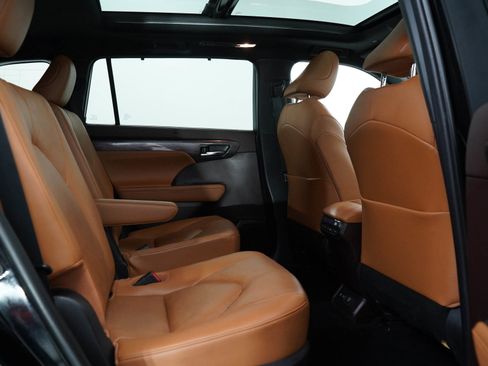 Used 2021 Toyota Highlander Platinum image 13