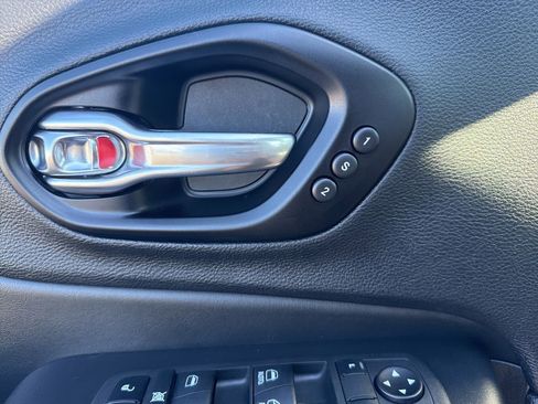 Used 2022 Jeep Cherokee Limited image 25