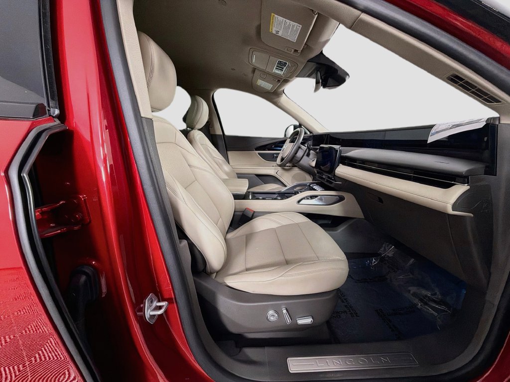 Used 2025 Lincoln Nautilus Premier AWD/4WD image 29