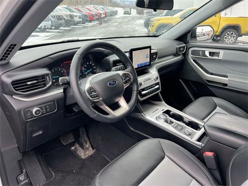 Used 2022 Ford Explorer XLT w/ Equipment Group 202A image 10