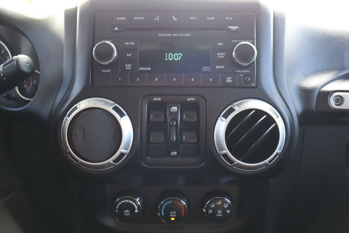 Used 2015 Jeep Wrangler Unlimited Rubicon w/ Connectivity Group AWD/4WD image 35