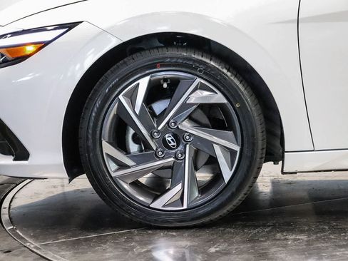 Used 2025 Hyundai Elantra SEL FWD image 9