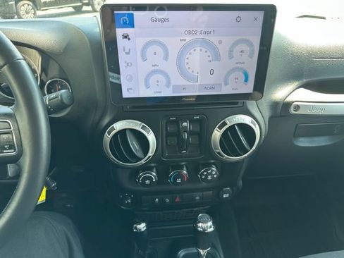 Used 2016 Jeep Wrangler Unlimited Rubicon w/ Connectivity Group AWD/4WD image 16