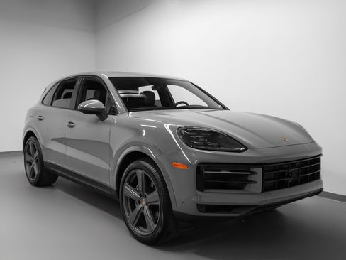 Used 2025 Porsche Cayenne image 10