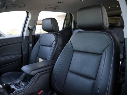 Used 2023 GMC Acadia SLT image 13