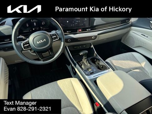 Used 2025 Kia Carnival EX FWD image 22