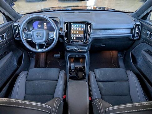 Used 2023 Volvo XC40 Recharge Ultimate image 3