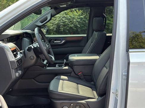 Used 2025 GMC Yukon Denali w/ Sun & Power Step Package AWD/4WD image 9