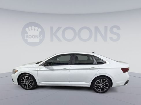 Used 2023 Volkswagen Jetta Sport image 2