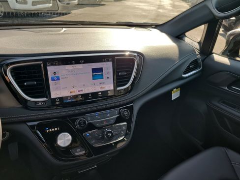 New 2026 Chrysler Pacifica Select image 17