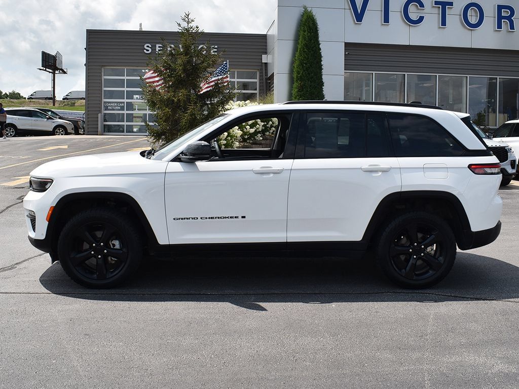 Used 2023 Jeep Grand Cherokee Limited w/ Luxury Tech Group II AWD/4WD image 2