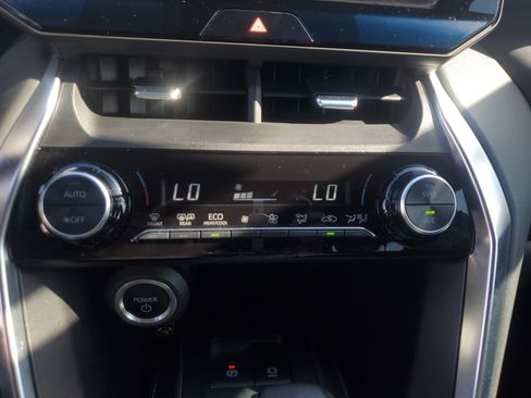 Used 2023 Toyota Venza LE image 20