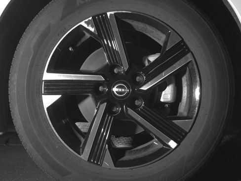 Used 2025 Nissan Sentra SV FWD image 13