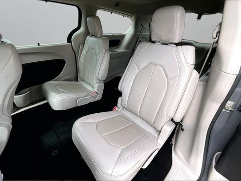 Used 2021 Chrysler Pacifica Touring-L image 17
