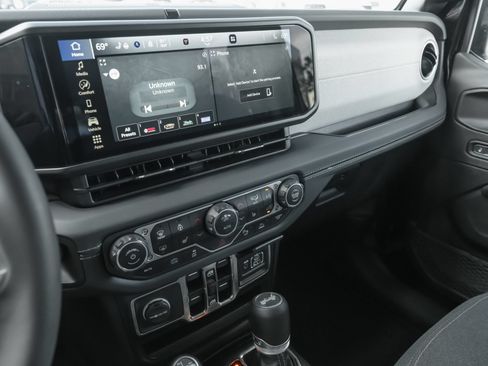 Used 2025 Jeep Wrangler Unlimited Sahara w/ Safety Group AWD/4WD image 10