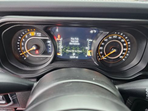 Used 2024 Jeep Wrangler Rubicon w/ Technology Group image 21