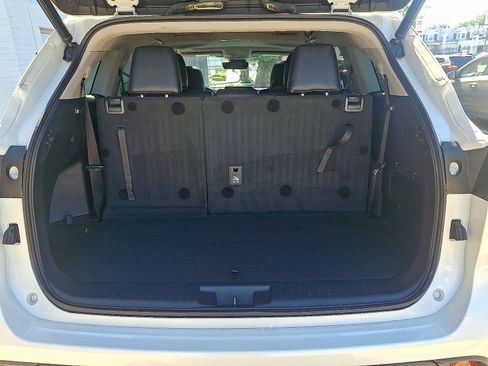 Used 2021 Toyota Highlander XLE AWD/4WD image 29