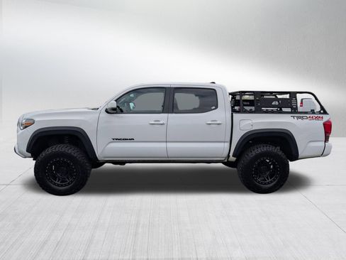 Used 2017 Toyota Tacoma TRD Off-Road w/ Premium & Technology Package AWD/4WD image 2
