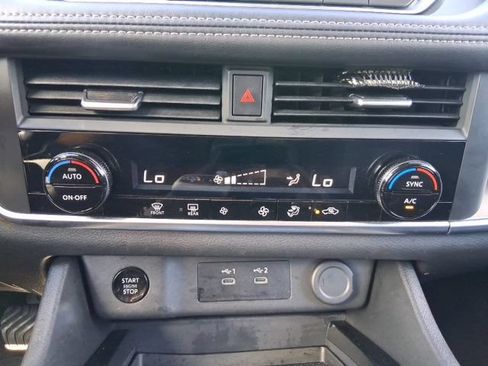 Used 2024 Nissan Rogue SV FWD image 25