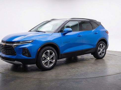 Used 2025 Chevrolet Blazer LT image 3