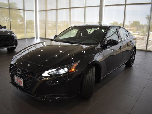 Used 2023 Nissan Altima 2.5 SR AWD/4WD image 3