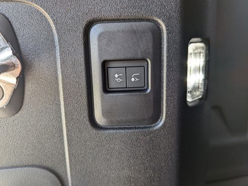 Certified 2025 Land Rover Defender 110 image 18