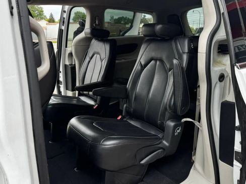 Used 2020 Chrysler Voyager Lxi FWD image 20