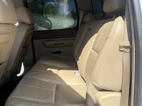 Used 2011 GMC Sierra 2500 SLE w/ SLE Preferred Package AWD/4WD image 13