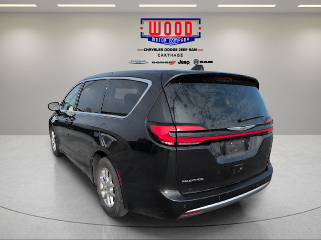 Used 2023 Chrysler Pacifica Touring-L FWD image 8