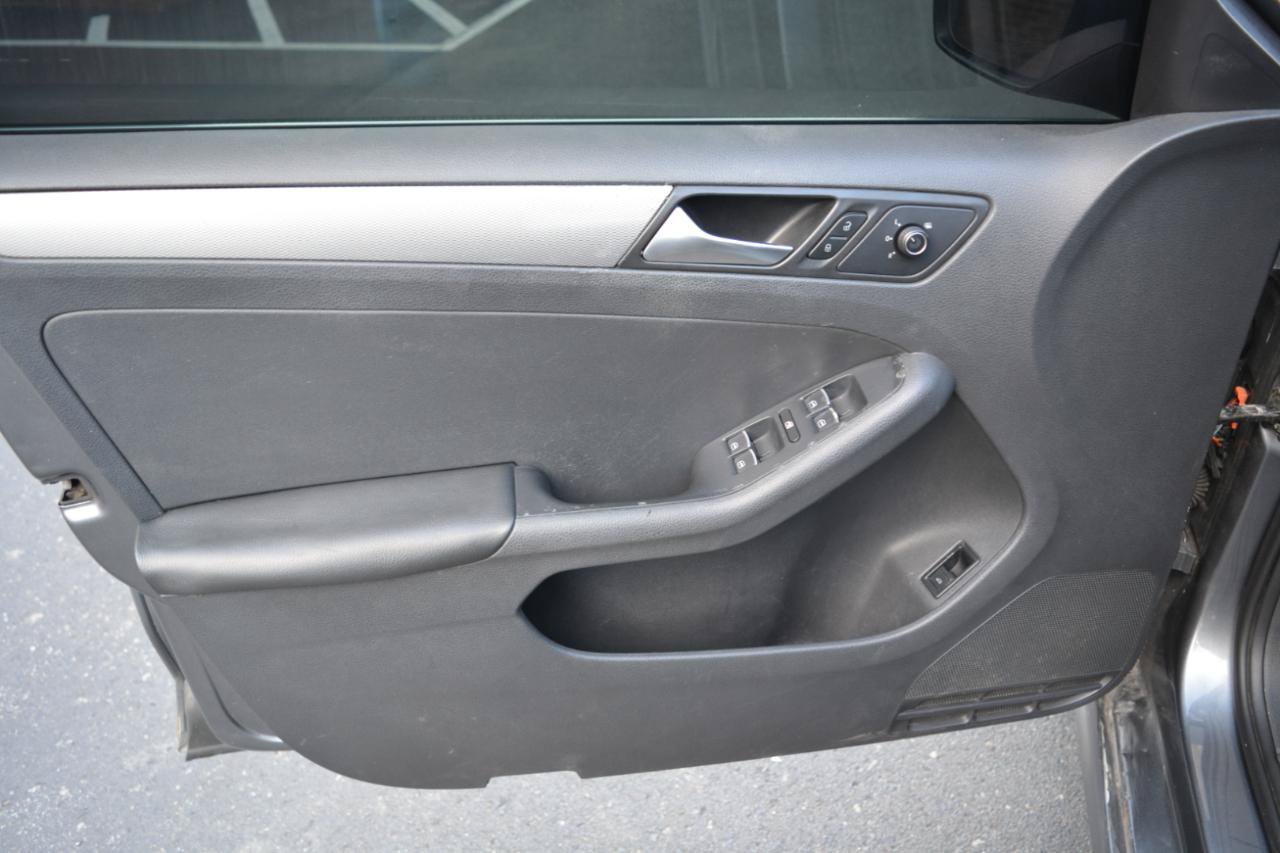 Used 2016 Volkswagen Jetta SE FWD image 9