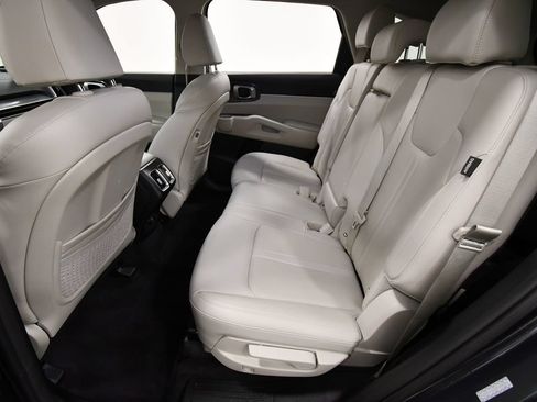 Certified 2024 Kia Sorento S w/ Panoramic Sunroof Package AWD/4WD image 15