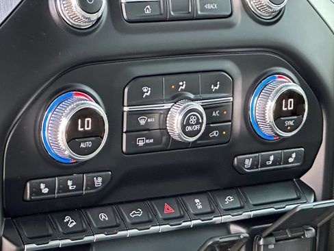 Used 2021 GMC Sierra 1500 SLT AWD/4WD image 16