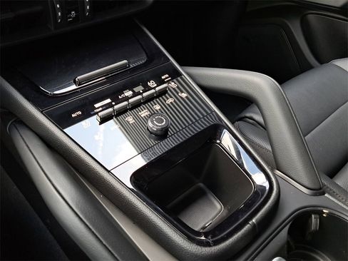 Used 2025 Porsche Cayenne image 33