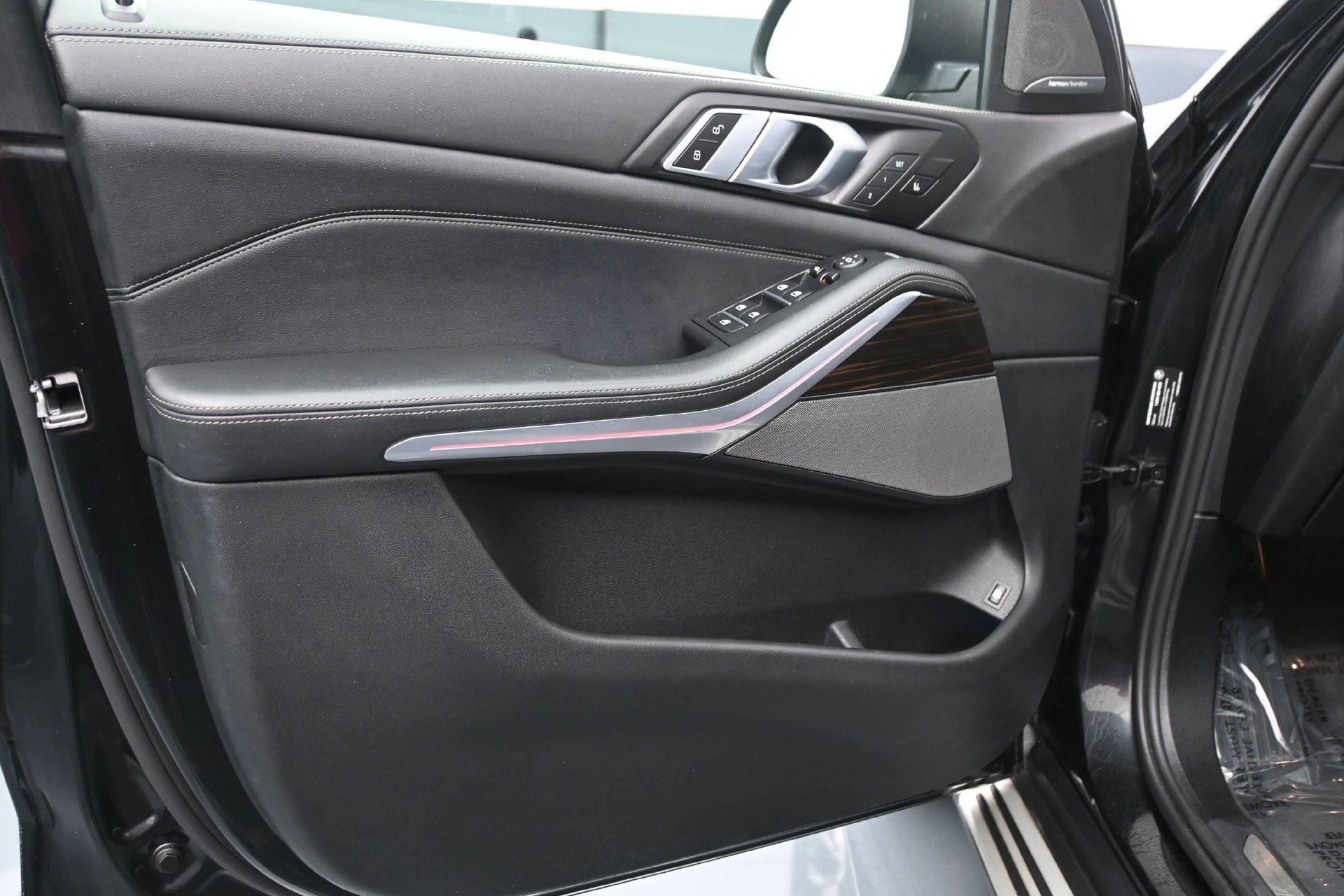 Used 2025 BMW X5 xDrive50e AWD/4WD image 25