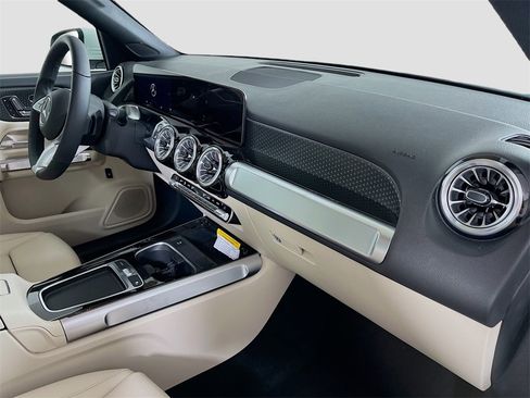 New 2025 Mercedes-Benz GLB 250 4MATIC image 28