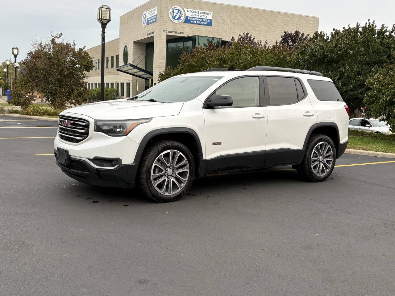 Used 2018 GMC Acadia SLT w/ LPO, Floor Liner Package AWD/4WD image 2