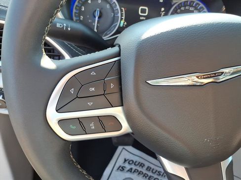 Used 2022 Chrysler Pacifica Touring-L image 15