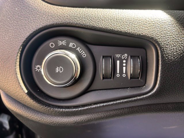 Used 2023 Jeep Renegade Latitude AWD/4WD image 18