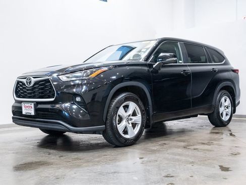 Used 2024 Toyota Highlander LE AWD/4WD image 3