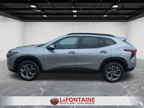 Used 2025 Chevrolet Trax LT w/ LT Convenience Package image 5