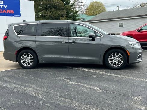 Used 2023 Chrysler Pacifica Touring-L FWD image 49