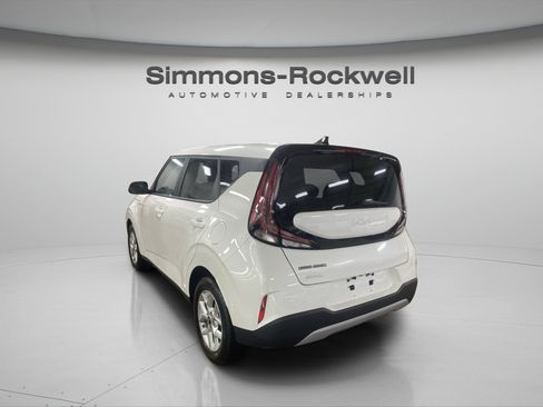 Used 2025 Kia Soul LX w/ LX Technology Package FWD image 3