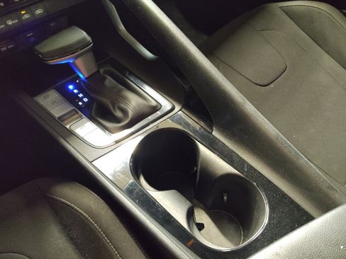 Used 2025 Hyundai Elantra Hybrid FWD image 26