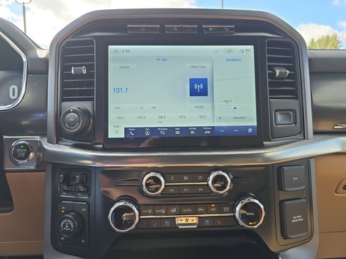 Used 2023 Ford F150 Lariat w/ Trailer Tow Package image 29