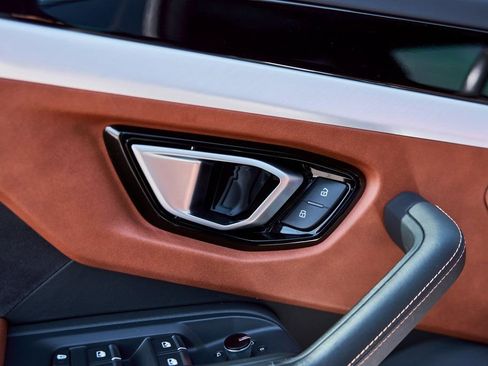 Used 2023 Lamborghini Urus S image 38