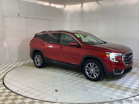 Used 2023 GMC Terrain SLT image 2